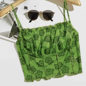 SHEIN topp  - Ett super fint linne som är helt ny. Säljer då jag fick med två i beställningen av misstag! 