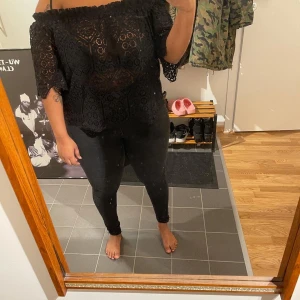 Svart spetstopp - Svart spetstopp i bardotform om axlarna. I mycket gott skick. Strl 36. 80 kr + frakt tillkommer. 🌸