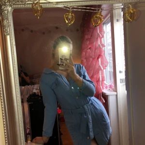 Klänning - Jag säljer en blå klänning från boohoo. Tyget är i jeans. Jag är 165cm. Har använd den bara 2 gånger.  Budgivning från 100kr.
