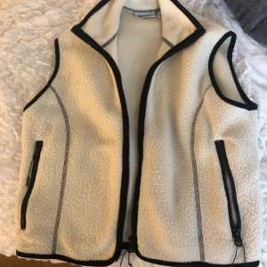 väst - snygg väst från Weekday som jag verkligen tycker om men den kommer inte till användning. Riktigt mysigt material!