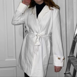 Kostymklänning - Vit kostymklänning, strl 36