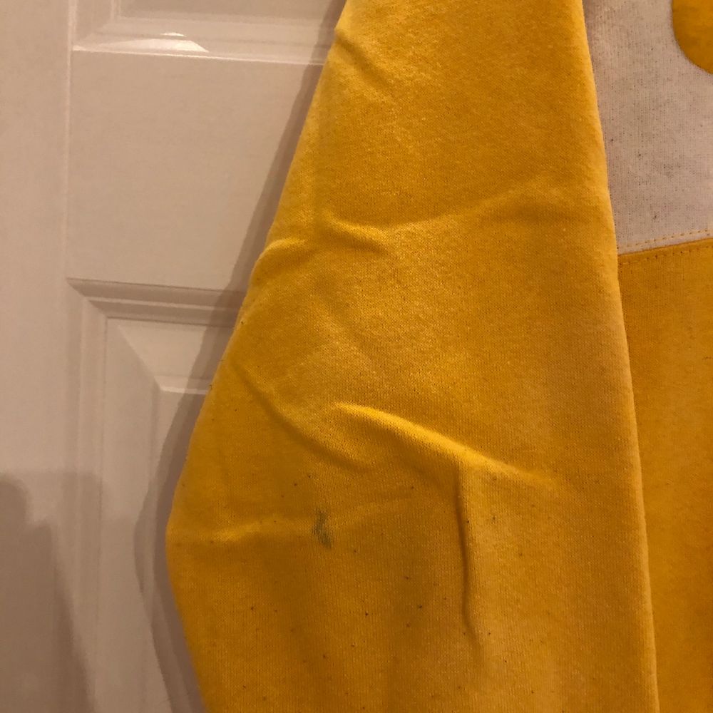 En gul sweat inhandlad på Beyond retro! Så skön och riktigt bra oversize-passform. Skulle gissa strl M-L, passar bra lite oversize på mig som är S-M. När jag köpte tröjan var fläckarna på sista bilderna redan där så de går tyvärr inte bort i tvätten. Jag brukar dock vika upp muddarna och den på ärmen upptäckte jag inte ens förrän nu!😊 skriv för fler bilder❤️. Tröjor & Koftor.