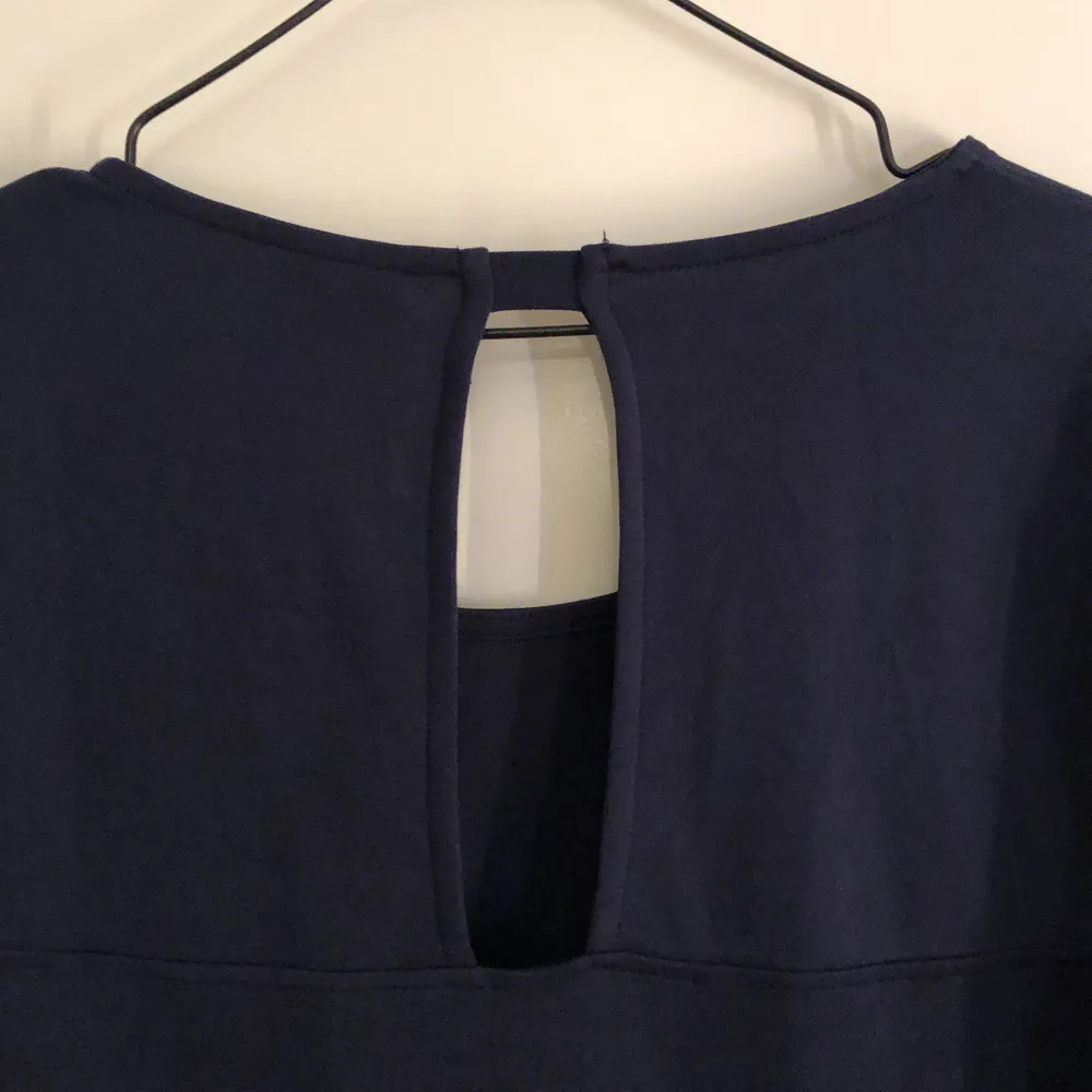 Mörkblå klänning från Vila med knutdetalj och öppning i ryggen. Stl M. Säljs pga för stor storlek. . Klänningar.