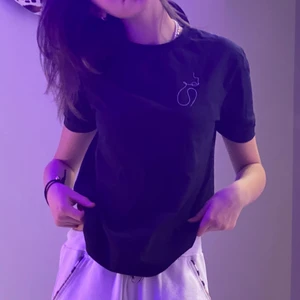 Superfin Tisha! - Superfint skick, knappt använd pga inte min stil riktigt! Köpt på NAKD för 199kr 🖤 Pris kan absolut diskuteras! <3