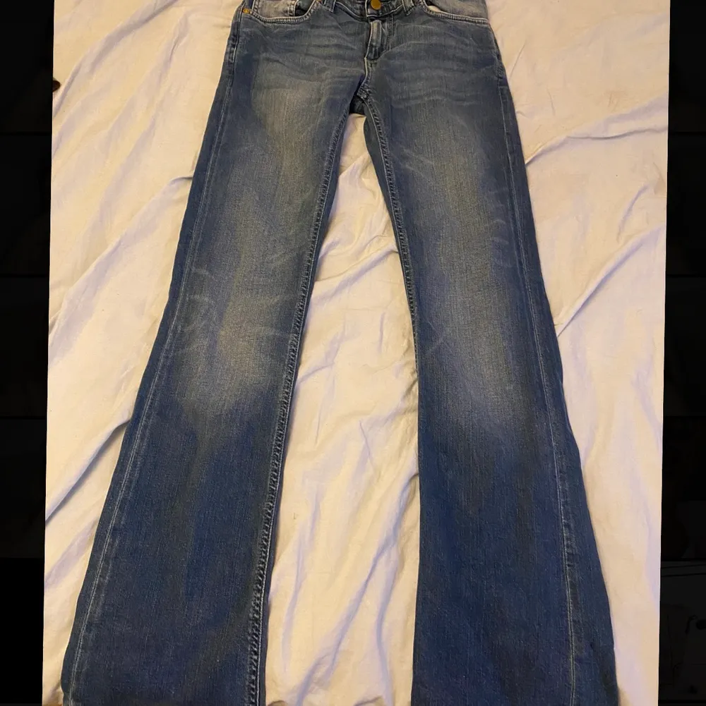  Bootcut jeans i storlek S. Högmidjade och skit snygga på 😍 Tyvärr för små för mig.  Jätte fint skick, säljs för 100kr! Fraktar men möts även upp i Helsingborg.. Jeans & Byxor.