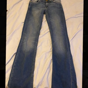 Bootcut jeans -  Bootcut jeans i storlek S. Högmidjade och skit snygga på 😍 Tyvärr för små för mig.  Jätte fint skick, säljs för 100kr! Fraktar men möts även upp i Helsingborg.