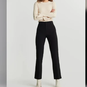 Kostymbyxor BikBok - svarta kostymbyxor från bikbok, skiter skitsnyggt, tajta över rumpan o bredare längs benen. storlek 38, knappt använda. 