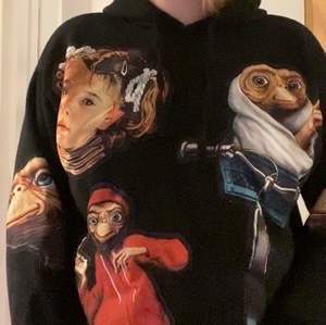 Helt oanvänd. Skön och fin hoodie med E.T tryck. 