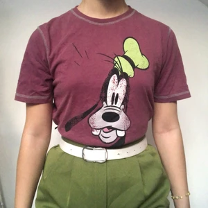 Babytee  - Lösare babytee med gråa kontrastsömmar och långben! Gott second hand skick. Trycket ska vara slutet. Skriv privat vid intresse. Köpare betalar frakt