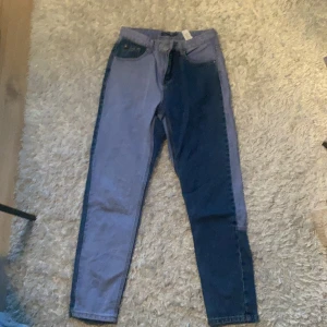 BooHoo jeans 34 - Fina, passar inte bra på mig, vänster bakficka har en fläk som knappt syns 