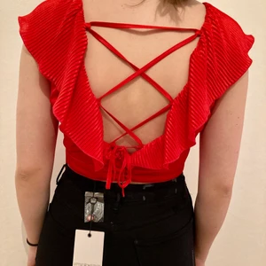 Helt ny topp med öppen rygg, storlek S - Helt ny med lapparna kvar, enbart testad på för bilderna. Mjukt och fint material, lite likt satin. 