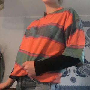 Cool T-shirt  - Unik tisha köpt på second hand, speciell krage, lagom oversize på mig som är small i vanliga fall, gör sig snygg över en longsleeve🤩🥰🌱✨🥳🌼