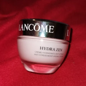 Lancôme Paris  - En helt ny oöppnad Lancôme Hydra Zen Anti-Stress Moisturising Day Cream i❤️ fick den som en gåva i somras och original pris på denna är egentligen mellan 416/519. Jag har en del andra produkter jag använder och kommer försätta att använda, så denna produkt har jag inte ens öppnat, den ligger bara här helt enkelt. På köpet får ni med en ansiktsmask från Garnier och en badbomb med guld glitter. Den finns här till Mars månad 