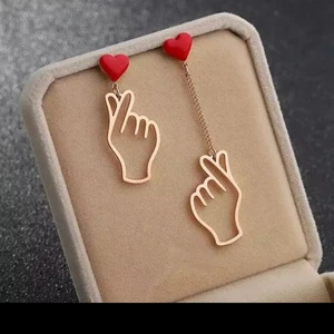 Örhänge  - New Fashionable Small Red Earrings Creative Ear than heart fingers metal love earrings hollow earrings