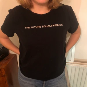 NAKD svart t-shirt  - T-shirt från NA-KD i fint skick med text! Lite smått oversized, visas på mig som är mer s/m. Kan antingen mötas i Göteborg eller så står du för frakt