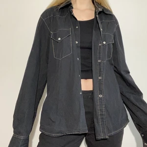 Skjorta - Skjorta med synliga sömmar, från tidigt 2000-tal! Frakt tillkommer