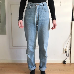 Vintage Momjeans - Köpta från en vintage-affär i Paris. Högmidjade och sitter bekvämt löst runt benen. Byxbenslängd: 73 cm. Tar betalt via swish eller SafePay. Samfraktar gärna. Byxorna väger 620g. 