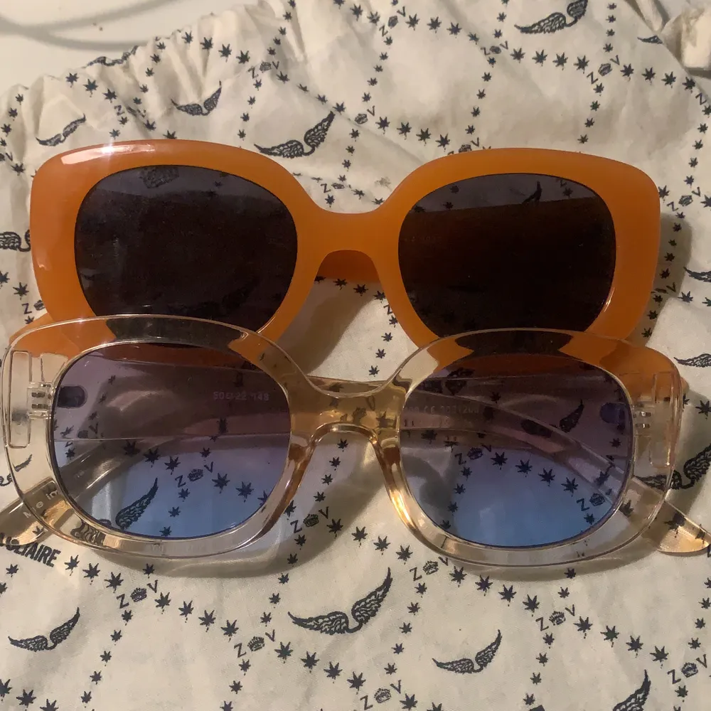 Skitcoola solglasögon köpta på plick😍😍 säljer för 60kr/st eller båda för 100kr❤️❤️. Accessoarer.