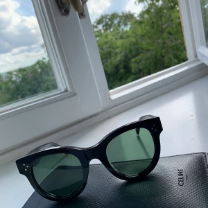 Celine solglasögon  - Celine solglasögon modellen heter baby audrey, du får fodralet till. Köpt för 2850kr, kvittokopia kommer med! Du väljer hur det ska fraktas, eftersom du står för det.  Säljer pågrund av att jag har nedsättande syn och behöver styrkor numera..