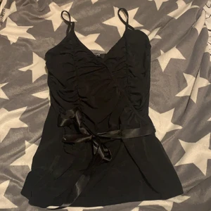 Vintage topp - Skitsnygg topp men tycker inte att den passar på mig :( står ingen storlek men skulle säga S, väldigt stretch.