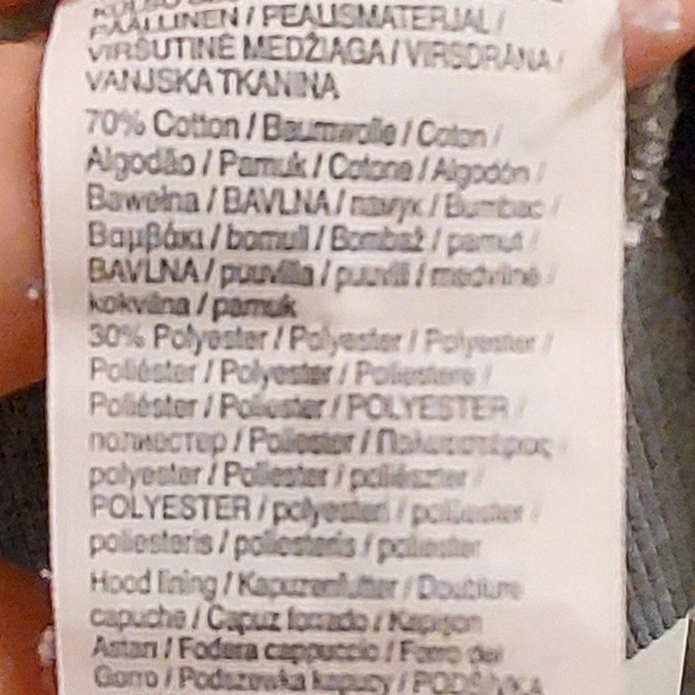 Jag säljer min Puma Hoodie i storlek Small. Plagget är begangnat men i bra skick. 30% polyester. Hämtas upp eller fraktas med posten. Fri frakt. Jag står inte för postens eventuella slarv! Betalning sker via Swish. Hör av dig vid intresse!. Huvtröjor & Träningströjor.