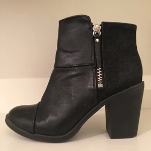  - Sköna boots med silvrig dragkedja på utsidan. 