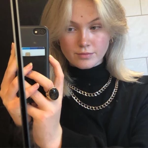 Kedja  - En ljust guldig kedja som både kan användas som halsband och skärp som är en super snygg detalj👌🏼👌🏼 säljer för 50kr GRATIS frakt!!