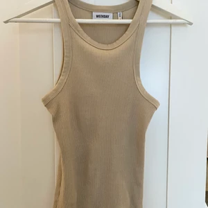 Weekday ribbat linne - Trendigt linne från weekday i storlek XS, tyvärr lite för litet för mig så kommer ej till användning. Inga defekter då det enbart testats. Köparen står för frakt om vi inte kommer överens om annat:)