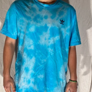 Wavy surf t-shirt  - Här är ett plagg som har fått ett nytt liv! Ett miljövänligare alternativ för dig som kund & som har ett extra öga för kläder💕 Hör av dig till oss vid intresse eller frågor.                                                                                                     Köparen står för frakten:) 