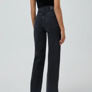 Pull and bear jeans  - Säljer mina jeans som jag har klippt av så dem ska passa mig som är 160cm men har aldrig använt dem och dem är helt nya💕