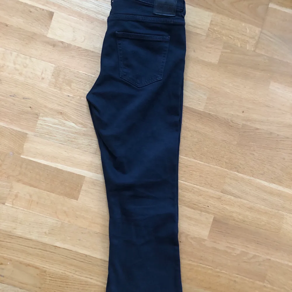 Mörkblå jeans från Weekday i modellen Cut Treble. Lite kortare, lätt utställda ben. Superfin modell! Använda ett fåtal ggr.  Stl W27. 100:- plus frakt (63:-) . Jeans & Byxor.