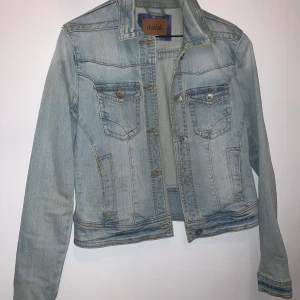 Jeansjacka  - Jeansjacka från deVal i stl. M (liten i storleken, passar XS/S) Finns i centrala Uddevalla annars står köparen för frakt.