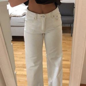 vita utsvängda jeans - jättefina vita utsvängda jeans med guldig söm