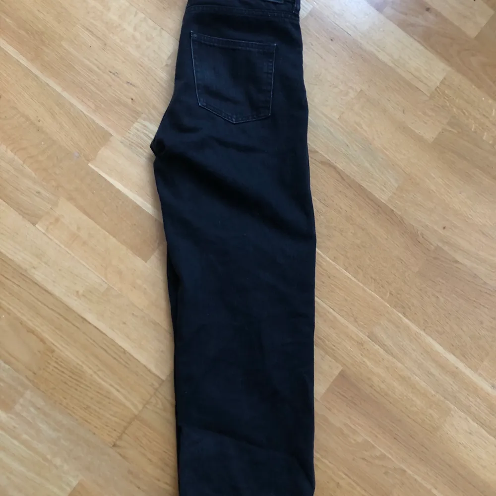 Taiki-jeans från Monki. Svarta, men en lite blekt svart. Stl 26 och använda några gånger.  100:- plus frakt (63:-) . Jeans & Byxor.