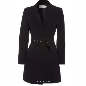 Kavaj/klänning - Väligt snygg figursydd klänning i svart som jag även har i vit färg men tyvärr passar den svarta inte mig! Prislappen är kvar och har endast testat hemma. Vid flera bilder kontakta gärna mig☺️ den fungerar även som en klänning och som en stilig kostym😍