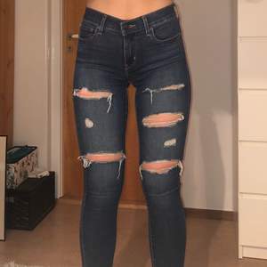 Skinny ripped jeans från Levi’s. Midja 27, längd 28. 