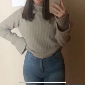 Stickadtröja <3 - Stickad tröja i storlek xs/s, köpt för 400kr på na-kd, pris kan diskuteras