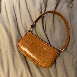 Axelväska - Brun axelväska från ASOS, väldigt bra skick😊