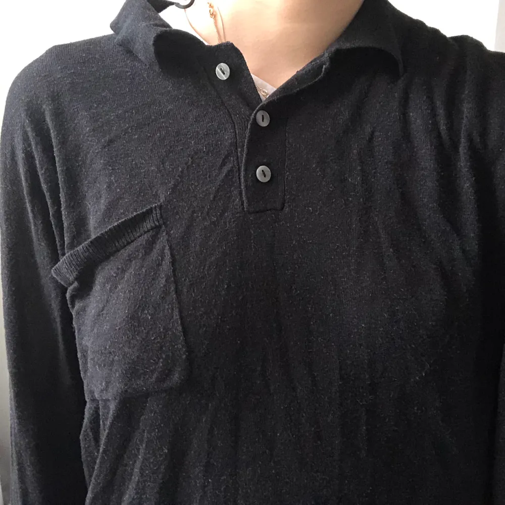 Säljer denna sköna och snygga svarta tröja med krage från Zara. Stolek M💕💘 100kr+ frakt. Tröjor & Koftor.