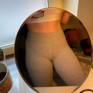 Calvin Klein mjukisbyxor - Calvin Klein Mjukisbyxor, Storlek M, Sitter tajt och snygg passform. Knappt använda! Nypris: 600kr