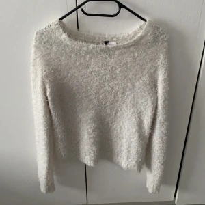H&M Stickad tröja, st XS - Skön och fin stickad tröja, inte jättevarmt material men skönt ändå, sticks ej och är inte genomskinlig. Använts 1 gång.