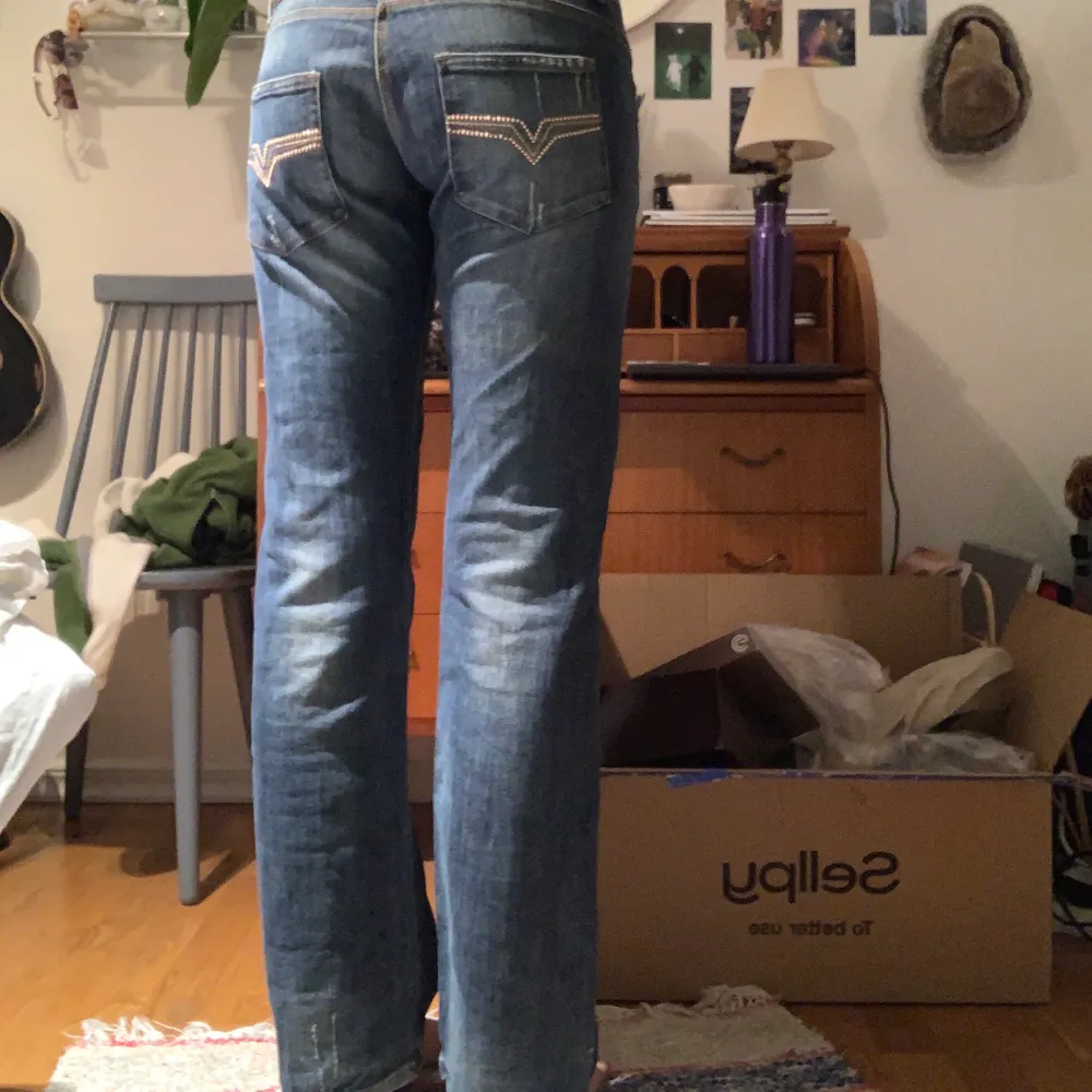 Fett coola lågmidjade Versace jeans med stenar på fickorna, midjemått: 88,5cm, innerbenslängd: 85,5cm, frakt 96kr🤍. Jeans & Byxor.