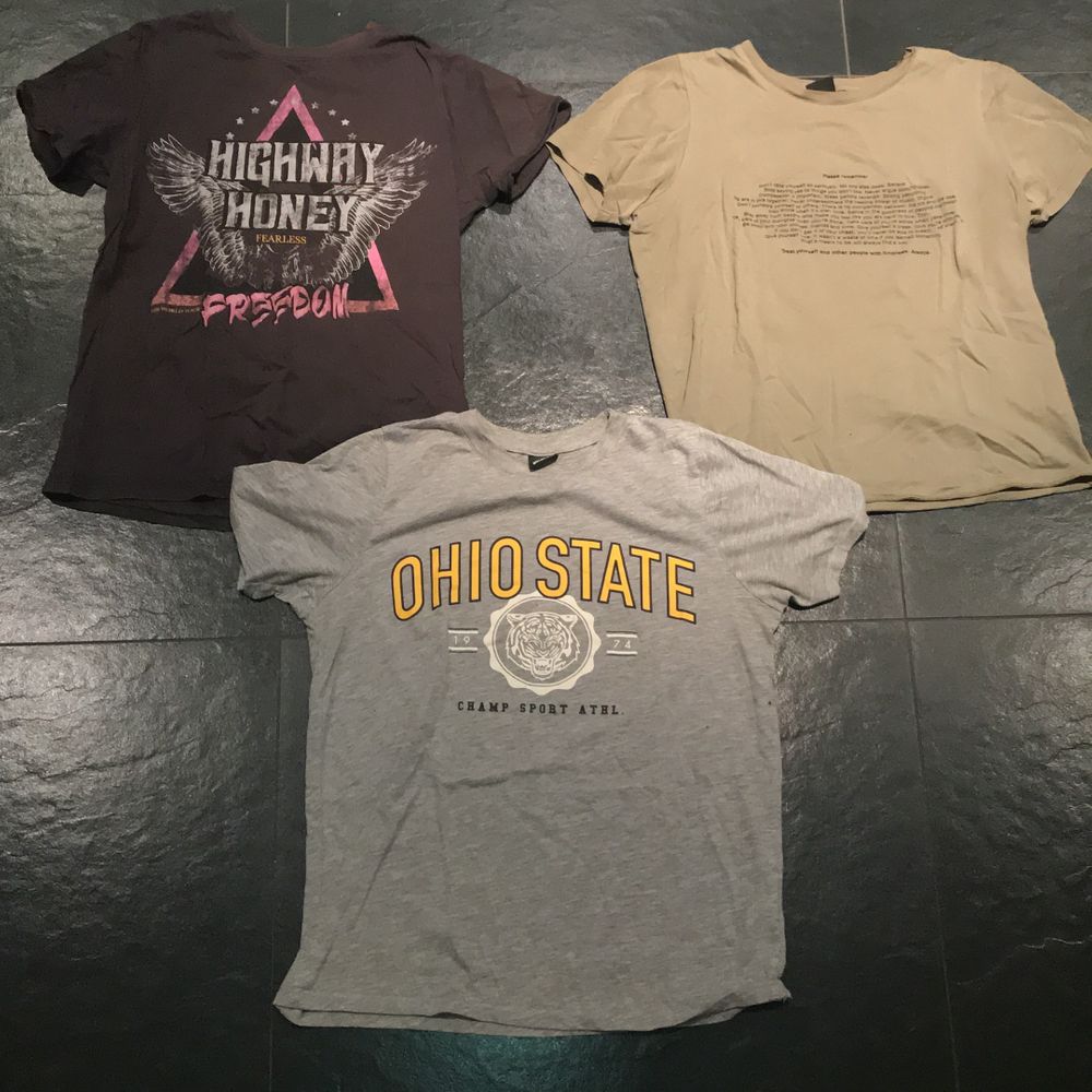 Fina t shirts med tryck från ginatricot, alla i storlek S förutom den militärgröna som sägs vara i XS men den ser identisk ut i storleken som de andra. Fint skick! Inga hål eller fläckar!💕. 1 t-shirt = 70kr + frakt(30kr) 2 t-shirts = 120kr + frakt(30kr) Alla t-shirts = 190kr + frakt(66kr). Skriv om du kan tänka dig köpa billigare så ordnar vi de!. T-shirts.