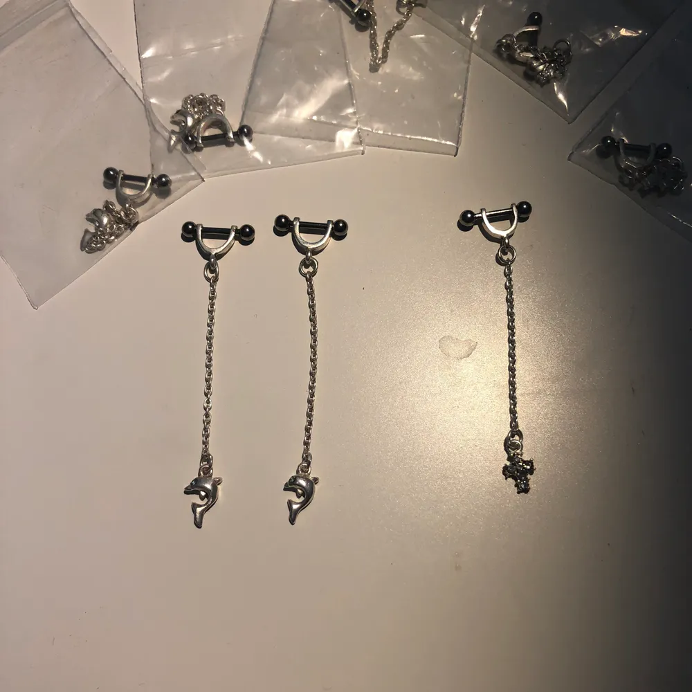 Piercing till tragus! Nu- 29kr styck... (ordinarie 49kr) finns med olika färger på ögonen på delfinerna. Många i lager men först till kvarn. +frakt. Accessoarer.