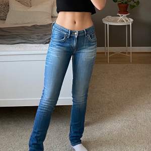 Asballa lågmidjade jeans, jag på bilden är 158cm lång och brukar ha W24/W25 eller 32/34 på byxor och dessa är lite för små på mig 💓💓 BUD: 140kr + 20kr frakt 