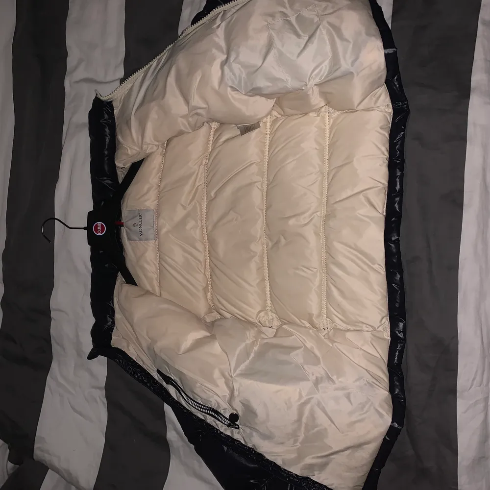 Fin vintage moncler jacka, från 2007. Säljer den pågrund av att jag har växt ur den! Jackan är i väldigt bra skick och har bara några mindre skönhetsfel. Den har en repa bredvid bröstfickan som man kan se på den tredje bilden! Nypris 10500kr . Jackor.