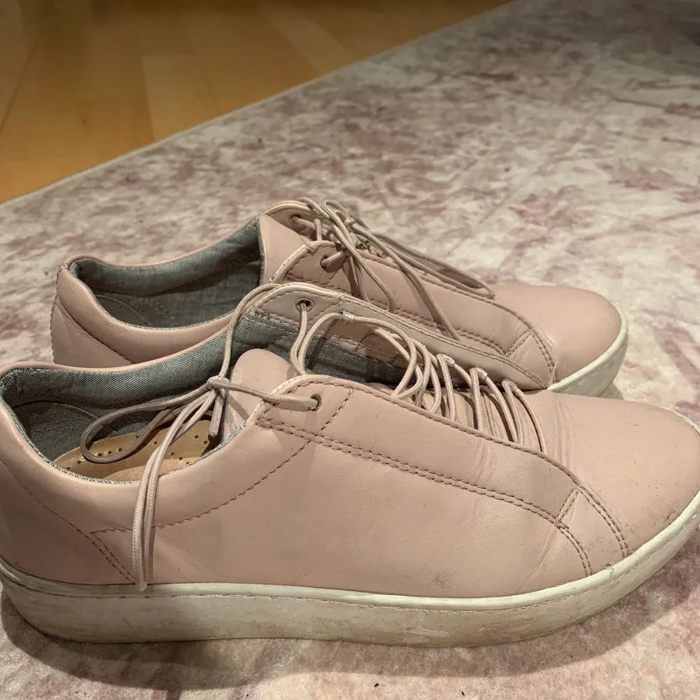 Ett par rosa vagabond skor! Köpta för va 1000 kr tror jag, använda men ändå bra skick <3 köparen står för frakten . Skor.