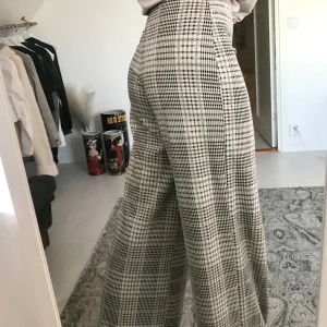 Vida rutiga byxor  - Säljer nu världens skönaste och coolaste vida byxor då de tyvärr har blivit förkorta för mig som är 175cm! Materialet är sjukt mjukt och de passar både som mjukis och vardagsbyxor! Sparsamt använda, köpta på H&M! 😍😍😍