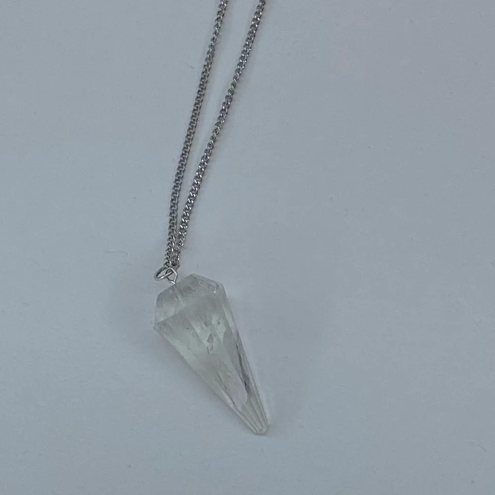 Halsband med äkta berskristall/clear quartz på! Halsbanden är ca 40-44cm runt💓 Jag sätter ihop dom själv💓. Accessoarer.