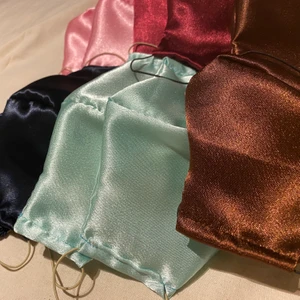 Skyddsmasker  - De är sydda utefter Folkhälsomyndighetens rekommendation om 3 lager. Masken tvättas efter användning och kan därför återanvändas. Masken är sydd i satin vilket är skonsamt mot huden. 💜 (Innehåller filter i 100% bomull)